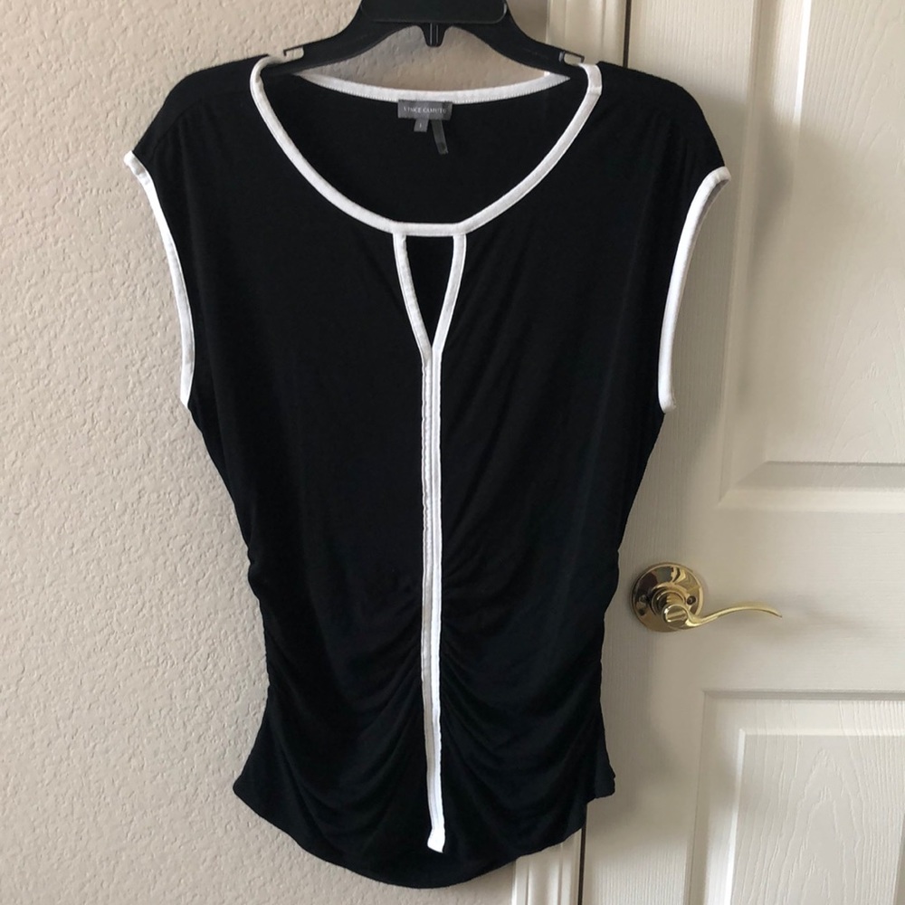 Vince Camuto sexy key hole top in B&W